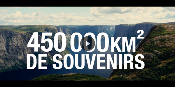 Des falaises recouvertes d’une belle végétation le long d’un fjord avec le texte « 450 000 km² de souvenirs ».