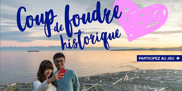 Des amoureux se prennent en photo sur le rivage aux lieux historiques nationaux de Fort Rodd Hill et du Phare-de-Fisgard.