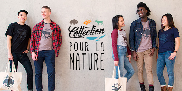 Un groupe de cinq amis portent des chandails de la collection Pour la nature de Parcs Canada mettant en vedette des espèces en péril.