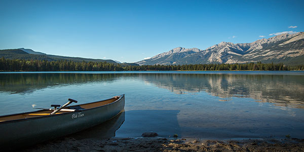 Canot sur les berges du lac Edith dans le parc national Jasper