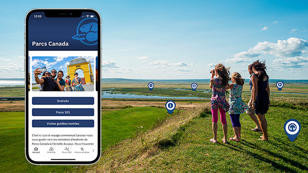 Une image de l'application Parcs Canada sur un téléphone superposée à une photo de deux enfants qui admirent le paysage au lieu historique national du Fort-Beauséjour—Fort-Cumberland au Nouveau-Brunswick.