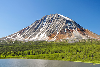 La montagne Nááts’įhch’oh dans la réserve de parc national Nááts’įhch’oh.