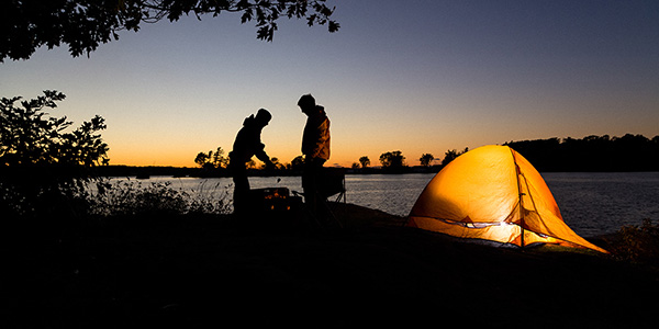 Deux pagayeurs profitent de leur campement au bord de l’eau au parc national des Mille-Îles
