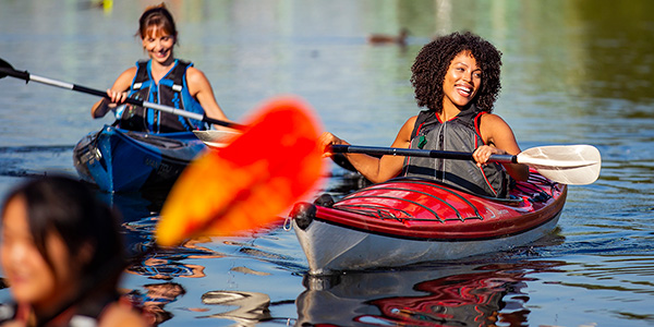 Trois femmes en kayak au lieu historique national du Canal-de-Lachine.