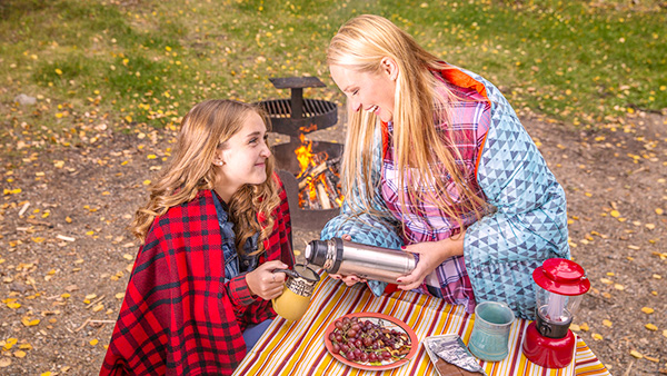 Une famille prend une collation au camping Beaver Glen au parc national de Prince Albert.