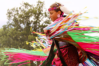 Une jeune danseuse autochtone réalise une démonstration au lieu historique national de Lower Fort Garry.
